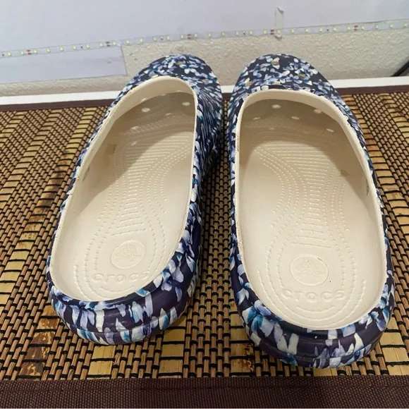Crocs Classic Clogs Womens 10 Blue Floral Slip On Comfort Lightweight Shoes - Picture 2 of 6